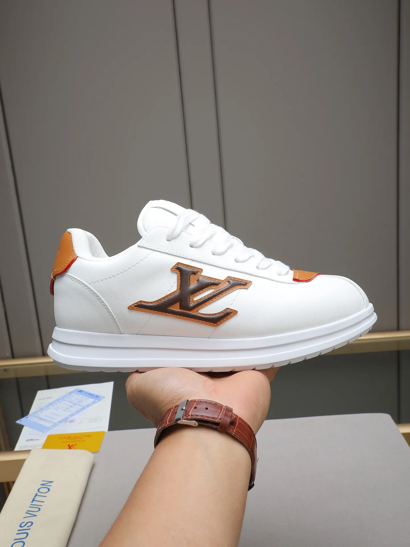 PP560 LV Louis Vuitton L Jialu Brand Runner Tatic Series Thick-soled Casual Sports Shoes Running Shoes Original purchase, development and production This LV Runner Tatic sports shoe combines technical materials such as mesh fabric and ribbons to interpret the inspiration of traditional mountaineering shoes. LV letters are written on one side, the lariat buckle of the quick lacing system is embellished with Monogram flowers and Louis Vuitton logos, and the light and wear-resistant rubber outsole completes the whole. ▪️Fabric: Original imported cowhide + mesh ▪️Inner lining: Original customized breathable mesh ▪️Sole: Original open-molded anti-slip rubber combination material ▪️Size: Men's 38-44 (customized for 45 and 46)